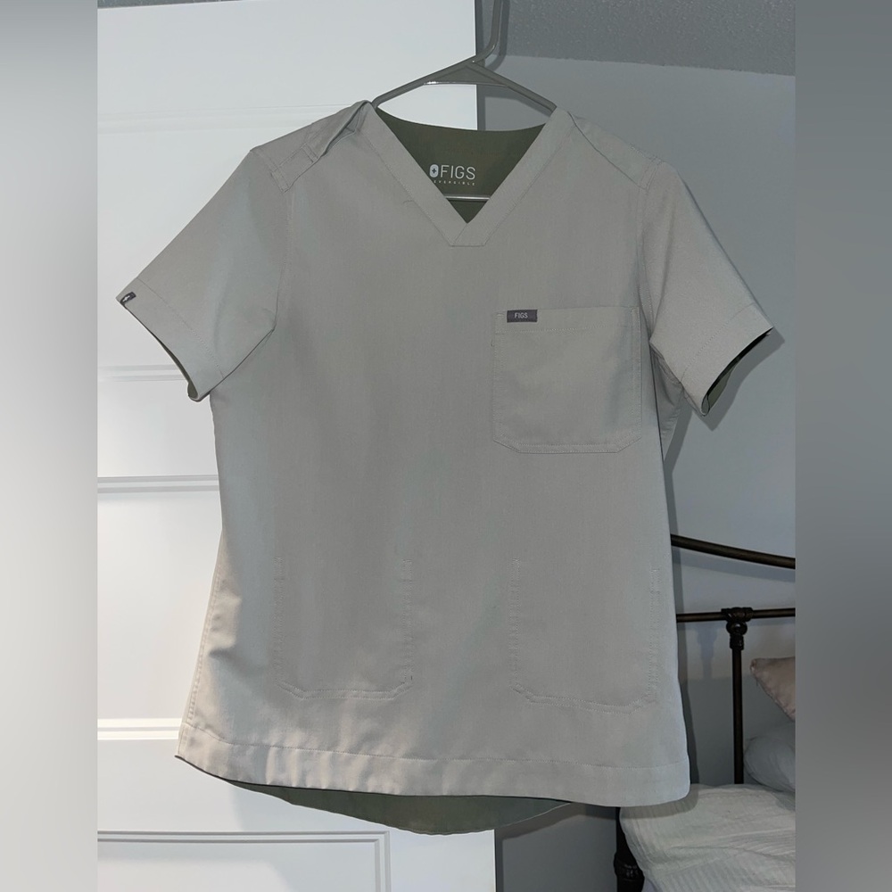 Women’s  Desert Sage/Bone Reversible V-Neck - Scrub Top - M / Desert Sage/Bone